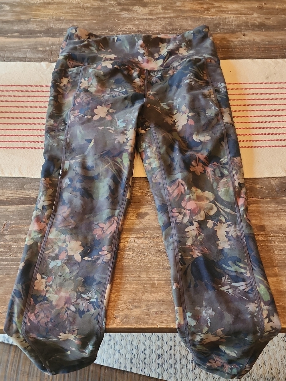 Floral Print Athletic Leggings in Dark Multicolor